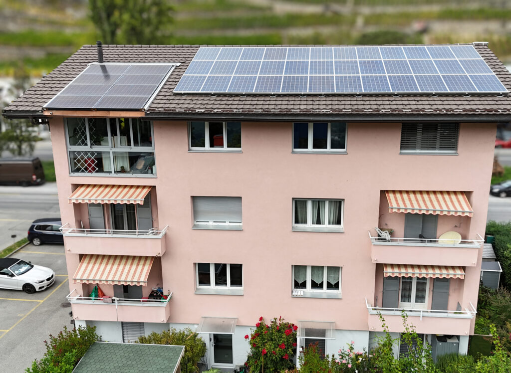 Façade sud de La Chocolaterie et panneaux solaires sur le toit